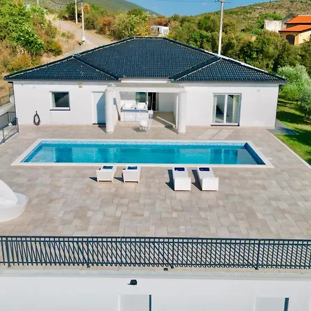 Aurea Villa